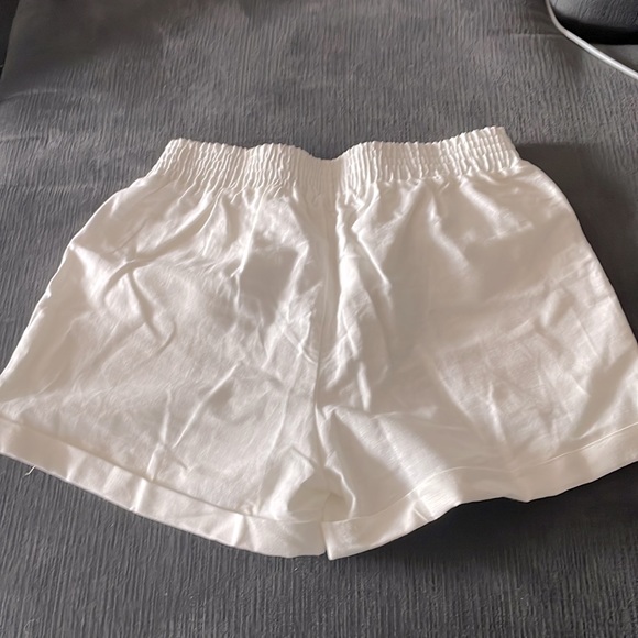 Ottawa Boutique, Viens Avec Moi White Linen Shorts - Picture 3 of 3